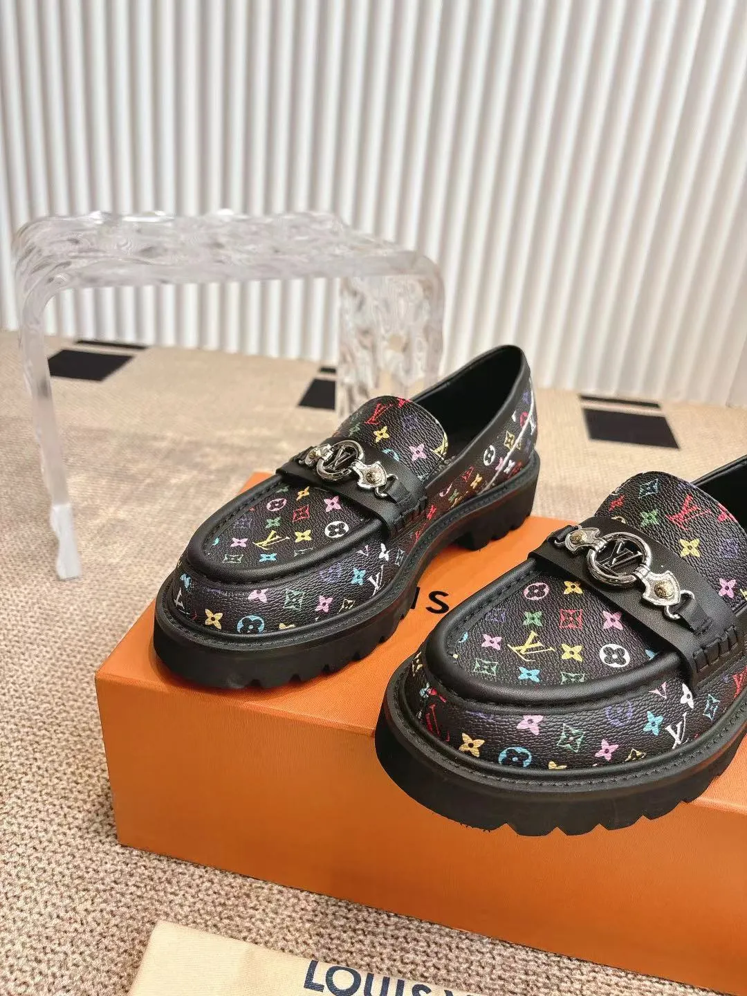 👟👟Ex-factory price 720👟👟 Loaf | ²⁰²5 𝐬𝐬 🤍🤎 LV Louis Vuitton counter’s latest 🆕presbyopia cowhide thick-soled loafer series! New for purchasing agents 🆕 This platform thick-soled series is very popular this year. It has a height-increasing effect and is a fashion leader. It is absolutely yyds! Fabric: Imported open-edge beaded cowhide, cowhide lining. Thick-soled platform shoelaces with logo and non-slip soles. This shoe is very comfortable on the feet and feels great. Original one-to-one molded outsole. Heel height 5cm. Size: 35-41 40 41 Customized ⚠ Comes with counter packaging